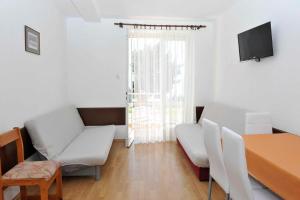 Apartments Popovac 736 في غراداك: غرفة معيشة مع أريكة وطاولة