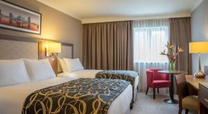 Postel nebo postele na pokoji v ubytování Clayton Hotel, Leeds