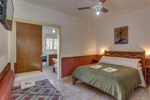 1 dormitorio con 1 cama con 2 toallas en Residencial Jade, en Florianópolis