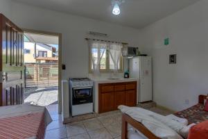 een keuken met een fornuis en een koelkast bij Residencial Jade in Florianópolis