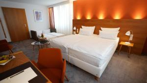 Postel nebo postele na pokoji v ubytování Hotel Adler Asperg