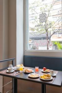 Options de petit-déjeuner proposées aux clients de l'établissement Plaza Spania Boutique Hotel