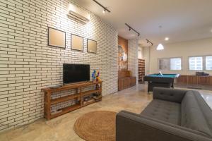Uma televisão e/ou sistema de entretenimento em Wonderloft Hostel Kota Tua