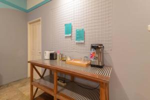 Comodidades para chá e café em Wonderloft Hostel Kota Tua