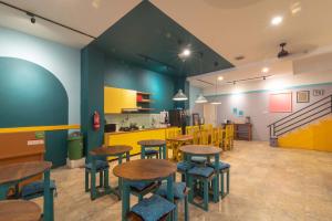 A cozinha ou kitchenette de Wonderloft Hostel Kota Tua