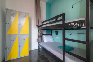 Uma cama ou camas num quarto em Wonderloft Hostel Kota Tua