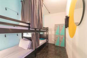 Uma cama ou camas num quarto em Wonderloft Hostel Kota Tua
