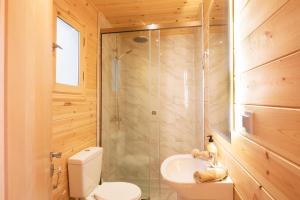 ein Bad mit einer Dusche, einem WC und einem Waschbecken in der Unterkunft Romantic Tree House in Kato Pavliana
