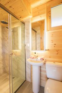 A bathroom at Romantic Tree House