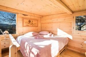 A bed or beds in a room at Romantic Tree House