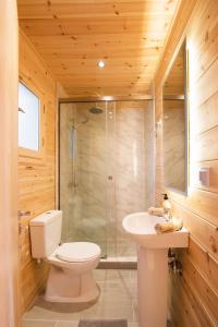 A bathroom at Romantic Tree House