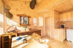 A kitchen or kitchenette at Romantic Tree House