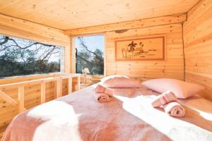 A bed or beds in a room at Romantic Tree House