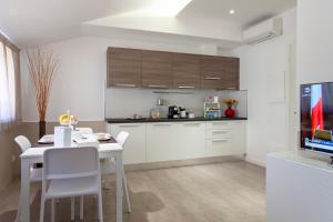 A kitchen or kitchenette at Bed & Bike Még 13 kép