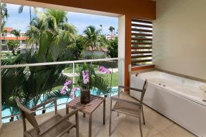 Bazén v ubytování Breathless Punta Cana Resort & Spa - Adults Only - All Inclusive nebo v jeho okolí
