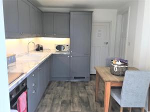 Kuchyň nebo kuchyňský kout v ubytování Fring House Apartment