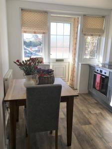 Kuchyň nebo kuchyňský kout v ubytování Fring House Apartment