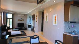 a living room with a kitchen and a living room with a couch at Вила Силва - Villa Silva in Bŭlgarevo