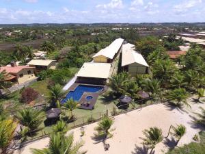 eine Luftaufnahme eines Resorts mit Swimmingpool in der Unterkunft Village Itacimirim Summer Houses in Itacimirim