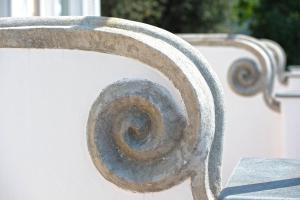 a metal spiral on the side of a bench at Il Barilotto in Positano