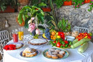 a table with plates of food on top at Il Barilotto in Positano