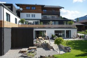 a house with a backyard with a patio at Walser ART in Mittelberg