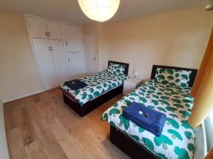 a bedroom with two beds and a blue bag at Kingswood House in Nottingham