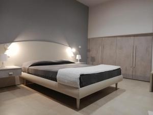 een slaapkamer met een groot bed in een kamer bij Plus welcome Apartments Panarea - Stromboli in Gioiosa Marea