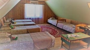 a group of beds in a room with a attic at Aare kodumajutus in Tammiku