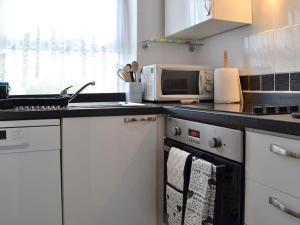 Kuchyň nebo kuchyňský kout v ubytování Riverside 2-Bed Cottage Sleeps 3 with Parking