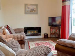 TV a/nebo společenská místnost v ubytování Riverside 2-Bed Cottage Sleeps 3 with Parking