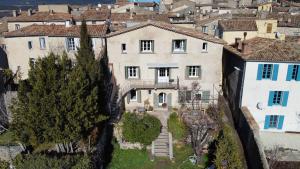 una vista aérea de una gran casa en una ciudad en Maison Léonard du Ventoux, en Sault-de-Vaucluse