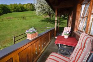 Ein Garten an der Unterkunft Leiterhof inkl. Chiemgaukarte