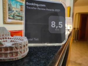 un reloj digital en un mostrador junto a una cesta en Hotel Teti, en Roma