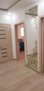 ein leeres Zimmer mit einem Spiegel und einer Tür in der Unterkunft Аблайхана 1/3 in Kökschetau