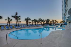 - une piscine avec des chaises longues et la plage dans l'établissement Boardwalk Resort Beachfront Condo by Hosteeva, à Myrtle Beach