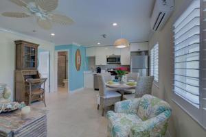 uma cozinha e sala de estar com mesa e cadeiras em LuLu's Key House Green 1/1 Upstairs em Siesta Key