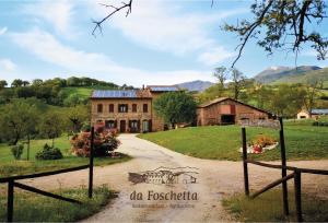 a driveway leading to a house with a building at Da Foschetta in Matelica