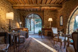 restauracja ze stołami i krzesłami w kamiennym budynku w obiekcie Castello di Volpaia w mieście Radda in Chianti