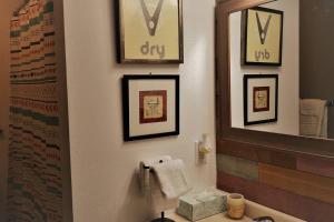 bagno con specchio, lavandino e servizi igienici di Arhaus 2 a Grand Forks