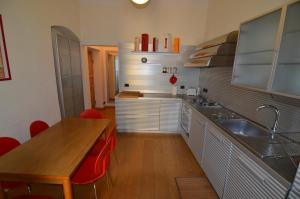 una cucina con un lavello e un tavolo di legno di Viola apartment, Levanto - 5 Terre a Levanto