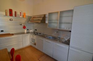 una cucina con armadi in acciaio inossidabile e lavandino di Viola apartment, Levanto - 5 Terre a Levanto Altre 14 foto
