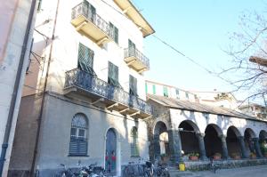 un edificio con biciclette parcheggiate di fronte di Viola apartment, Levanto - 5 Terre a Levanto