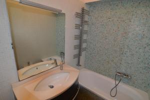 un bagno con vasca, lavandino e specchio di Viola apartment, Levanto - 5 Terre a Levanto