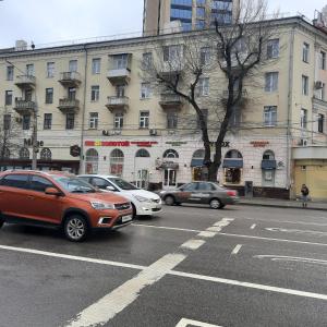 Studio-Apartment on Plekhanovskaya في فارونيش: شارع المدينة مزدحم بالسيارات تقف امام مبنى