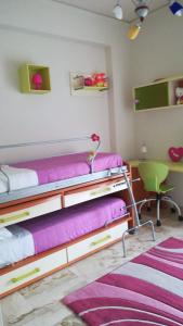 - une chambre avec 2 lits superposés et un bureau dans l'établissement Case marino, à Termini Imerese