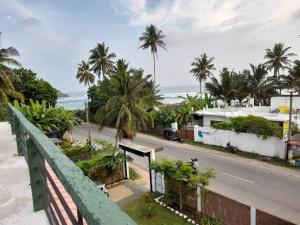 uma vista a partir de uma varanda de uma rua com palmeiras em Aruliya care Resort and Spa em Galle
