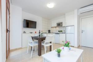 Kuchyňa alebo kuchynka v ubytovaní Apart-rent Apartament Av Rhode 1º 2009