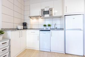 Kuchyňa alebo kuchynka v ubytovaní Apart-rent Apartament Av Rhode 1º 2009