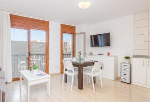 Kuchyňa alebo kuchynka v ubytovaní Apart-rent Apartament Av Rhode 1º 2009
